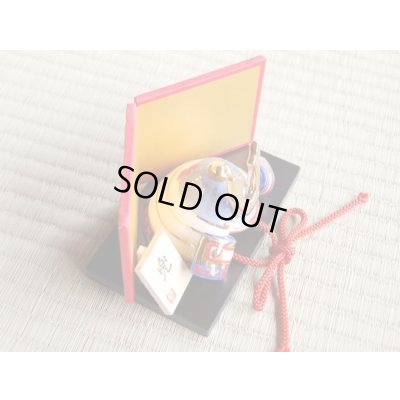 画像2: 大輝 かぶと置物（屏風/木台 付） ※ミニサイズの置物です