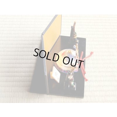 画像2: 大輝 かぶと置物（弓・太刀/屏風/木台 付） ※ミニサイズの置物です