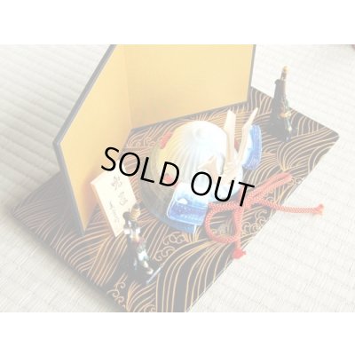 画像2: 勇 かぶと置物（黒彩有田焼台/弓・太刀/屏風 付）