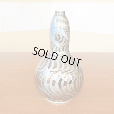 画像3: プラチナ流水 金魚絵 瓢形 小花瓶 藤井錦彩 作