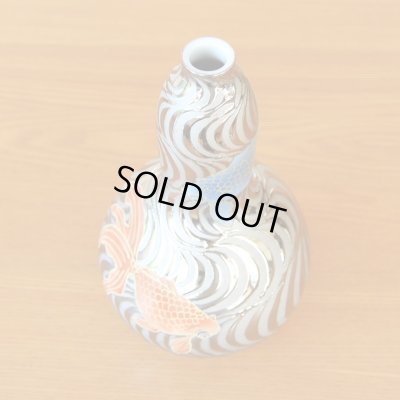 画像4: プラチナ流水 金魚絵 瓢形 小花瓶 藤井錦彩 作