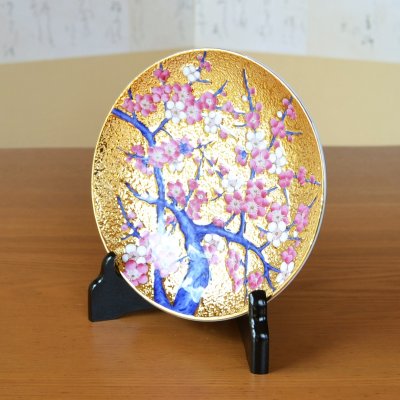 画像2: 金彩梅 飾り皿 皿立付き 金龍窯 作