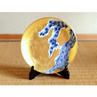 金襴手（金箔）松 ６寸飾皿（19cm）（皿立 / 木箱付）