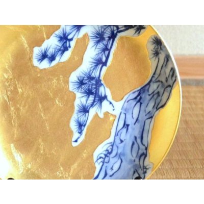 画像2: 金襴手（金箔）松 ６寸飾皿（19cm）（皿立 / 木箱付）