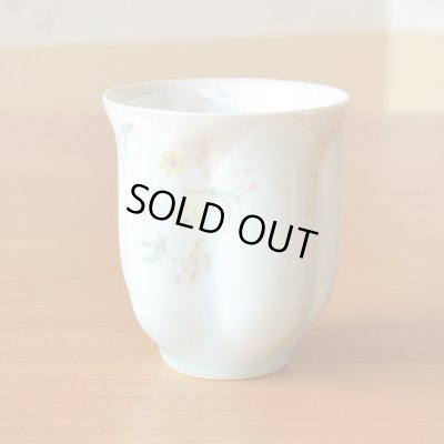 画像3: 還暦祝い 男性 プレゼント 桜の花びら形になる 湯呑み 有田焼 華の舞 薄緑 メッセージカード付き 還暦のし付き 長寿の木箱入り