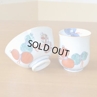 画像4: 傘寿祝い プレゼント 無病息災を願った縁起物ギフト 有田焼 湯呑み 茶碗 飯碗 セット 鍋島六瓢 赤 メッセージカード付き・傘寿のし付き 木箱入り