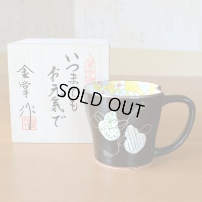 画像2: 傘寿祝い プレゼント 無病息災を願った縁起物ギフト 有田焼 マグカップ 六瓢色彩 緑 傘寿熨斗・メッセージカード付き 木箱入り