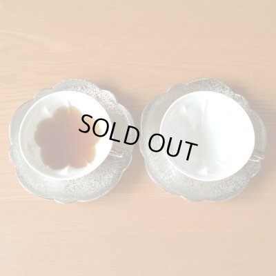 画像4: 銀婚式 プレゼント 有田焼 桜の形が浮かび上がる カップ＆ソーサー ペアー 銀彩 桜ティーカップ碗皿 のし・メッセージカード付き 化粧箱入り