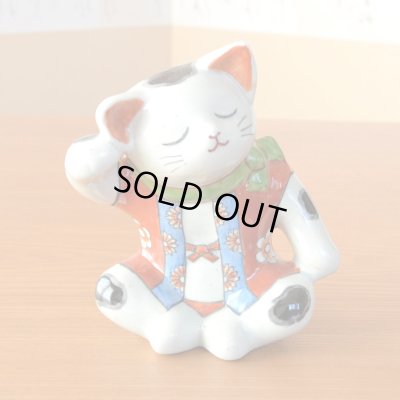 画像2: 日本のお土産 おみやげ 海外へのおみやげ 伝統工芸品 有田焼 招き猫 あぐら猫 置物 飾り オブジェ 陶器 日本製