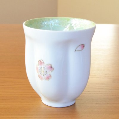 画像3: 退職祝い 男性 プレゼント 感謝を込めたプレゼント 桜の花びら形になる 湯呑み 有田焼 舞さくら グリーン 感謝の木箱入り 日本製