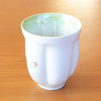 画像4: 退職祝い 男性 プレゼント 感謝を込めたプレゼント 桜の花びら形になる 湯呑み 有田焼 舞さくら グリーン 感謝の木箱入り 日本製