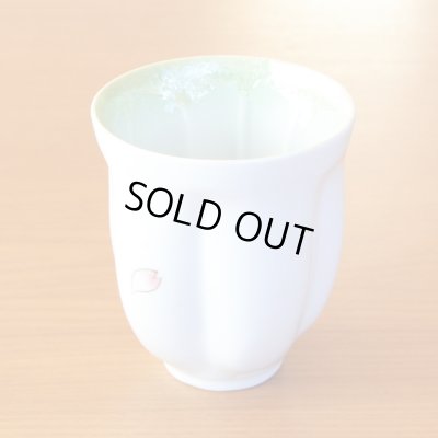 画像4: 退職祝い 男性 プレゼント 感謝を込めたプレゼント 桜の花びら形になる 湯呑み 有田焼 舞さくら グリーン 感謝の木箱入り 日本製