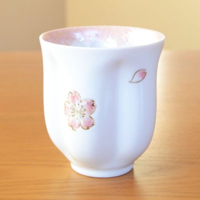 画像3: 退職祝い 女性 プレゼント 感謝を込めたプレゼント 桜の花びら形になる 湯呑み 有田焼 舞さくら ピンク 感謝の木箱入り 日本製