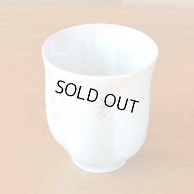 画像5: 退職祝い 男性 プレゼント 感謝を込めたプレゼント 桜の花びら形になる 湯呑み 有田焼 華の舞 薄緑 感謝の木箱入り 日本製