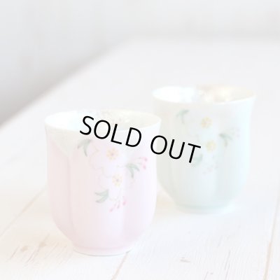 画像5: 退職祝い プレゼント 夫婦湯呑み ペアー 感謝を込めた退職ギフト 桜がうかぶ桜湯飲み 華の舞 薄緑 ピンク 有田焼 日本製 贈答用