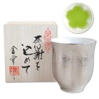 退職祝い プレゼント 感謝を込めたプレゼント 桜の花びら形になる 湯呑み 有田焼 銀彩 シルバー 感謝の木箱入り 日本製
