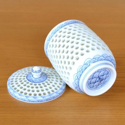 画像6: 退職祝い プレゼント 湯呑み 感謝を込めた木箱入りギフト 有田焼 水晶彫り青海波 蓋付き湯呑み 大