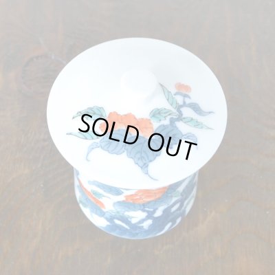 画像4: 初任給 プレゼント 感謝を込めた木箱入りギフト 両親 おじいちゃん おばあちゃん 湯呑み 有田焼 色鍋島内山水岩牡丹 蓋付き湯呑み大