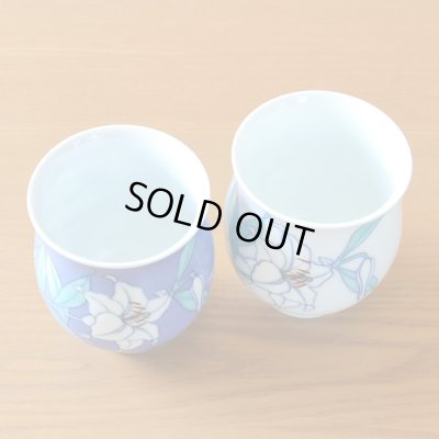 画像5: 初任給 プレゼント 感謝を込めた木箱入りギフト 両親 おじいちゃん おばあちゃん 夫婦湯呑み 有田焼 カサブランカ ペア