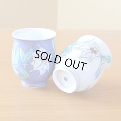 画像6: 初任給 プレゼント 感謝を込めた木箱入りギフト 両親 おじいちゃん おばあちゃん 夫婦湯呑み 有田焼 カサブランカ ペア