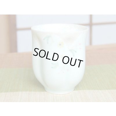 画像2: 【名入れ・名前入り】華の舞（薄緑） 桜湯呑（木箱入）