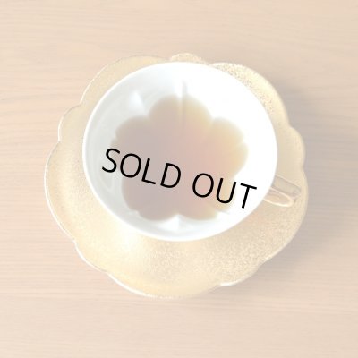 画像6: 金婚式 プレゼント 有田焼 桜の形が浮かび上がる カップ&ソーサー ペアー 金彩 桜ティーカップ碗皿 のし・メッセージカード付き 化粧箱入り