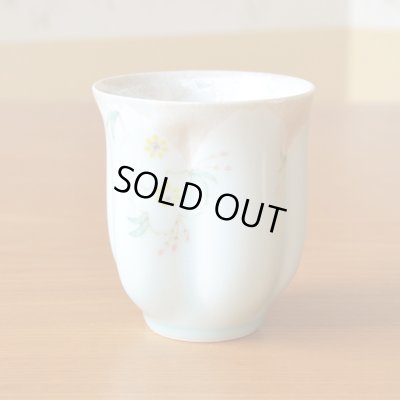 画像3: 名入れ 白寿祝い 男性 プレゼント 桜の花びら形になる 湯呑み 有田焼 華の舞 薄緑 メッセージカード付き 長寿の木箱入り