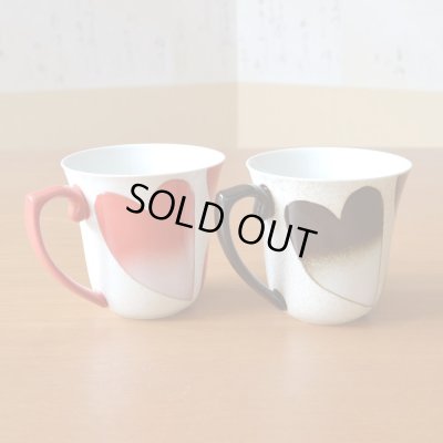 画像3: 結婚祝い プレゼント 有田焼 マグカップ ペアー ハート 赤・黒 のし・メッセージカード付き