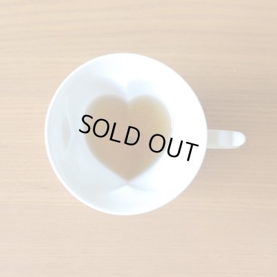 画像8: 結婚祝い プレゼント 有田焼 ハートの形が浮かび上がる コーヒー カップ&ソーサー ペアー ハートinクローバー 青 赤 のし・メッセージカード付き