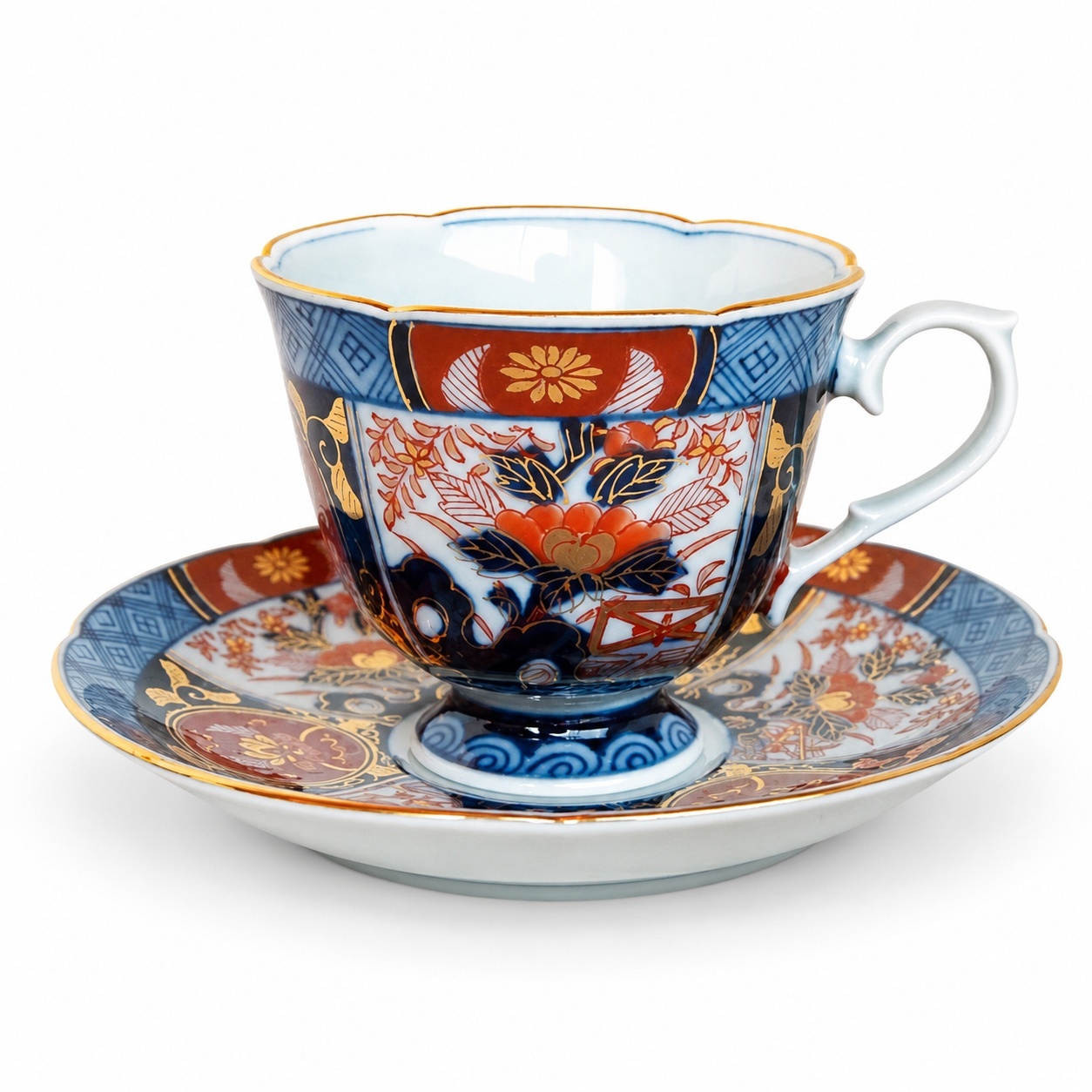 染付、赤絵、金彩が施された有田焼のコーヒーカップ