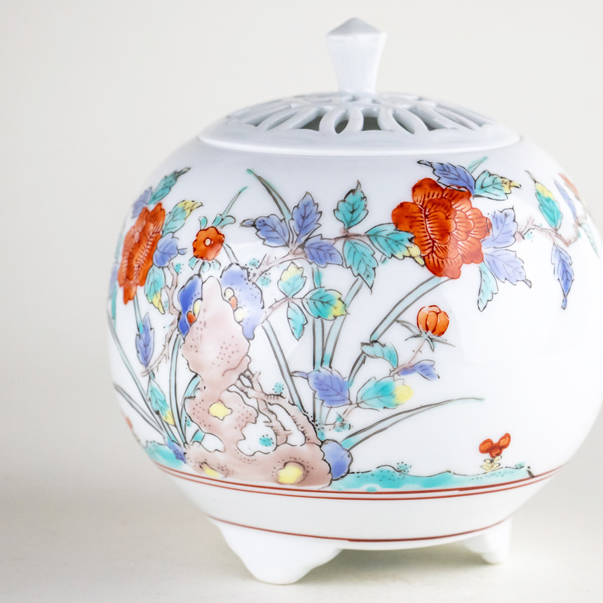 赤絵の草花が描かれた有田焼の香炉