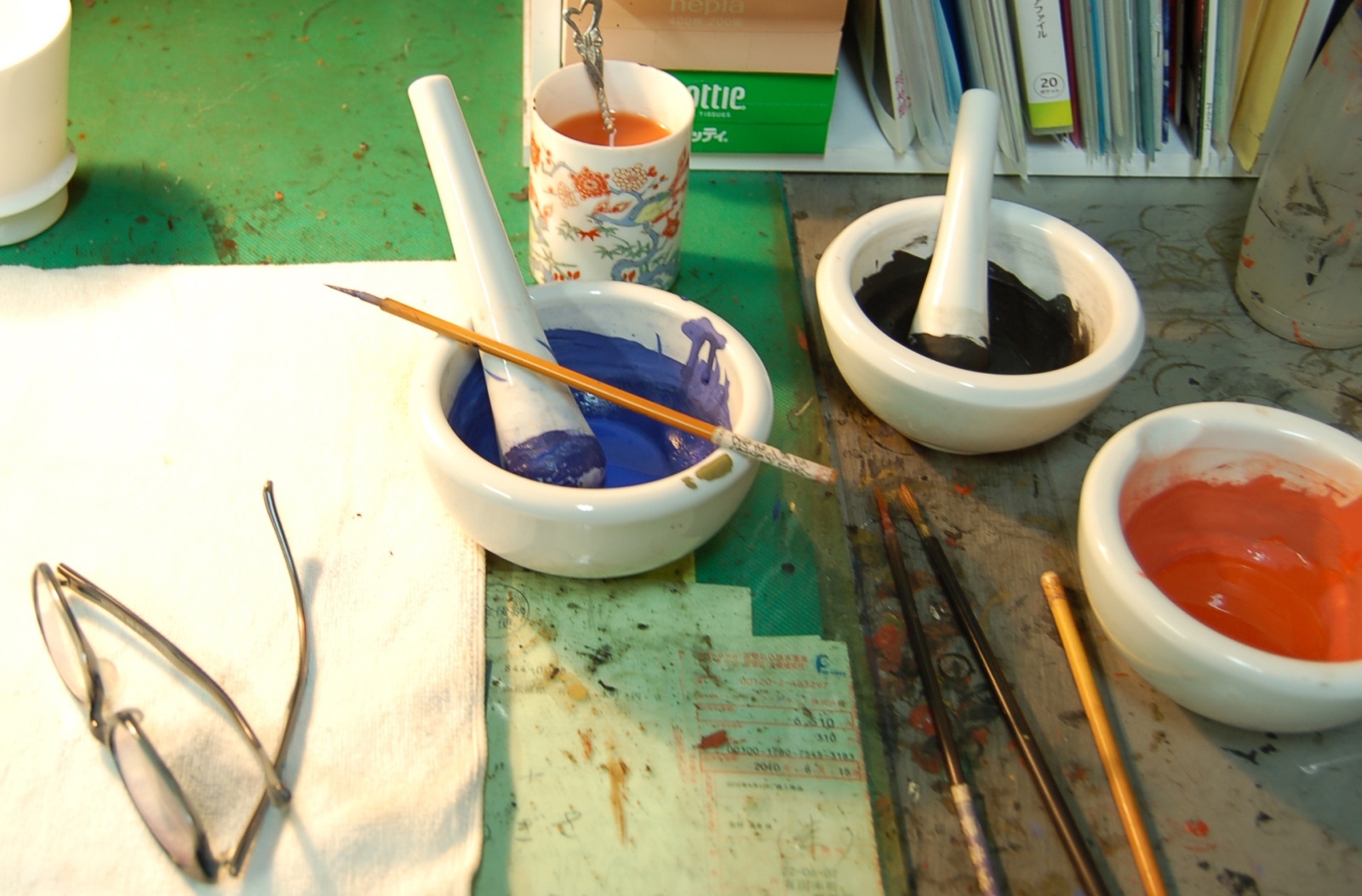 赤絵の絵付けに使う上絵絵の具が置かれた作業風景