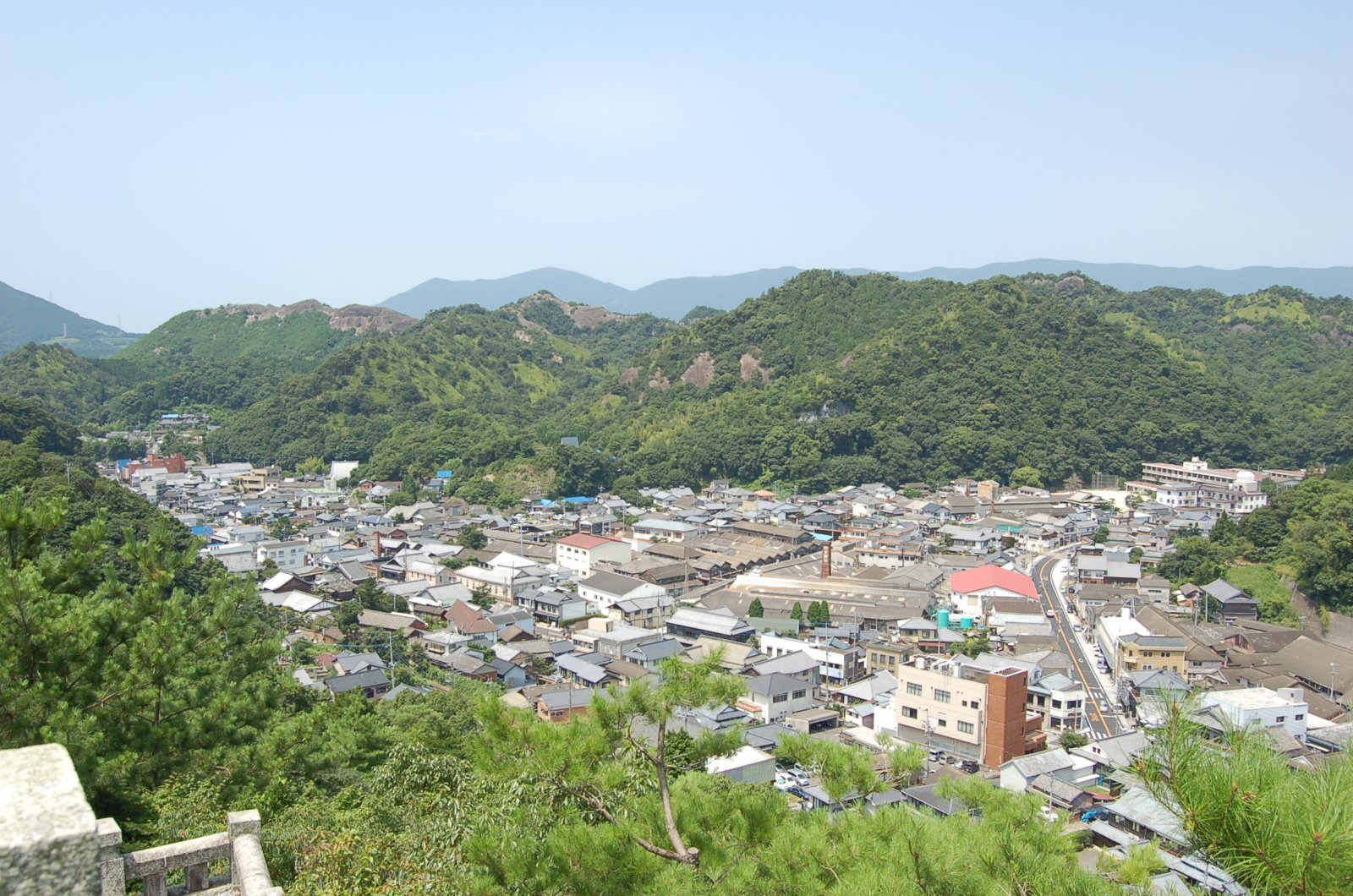 山に囲まれた有田町の町並み