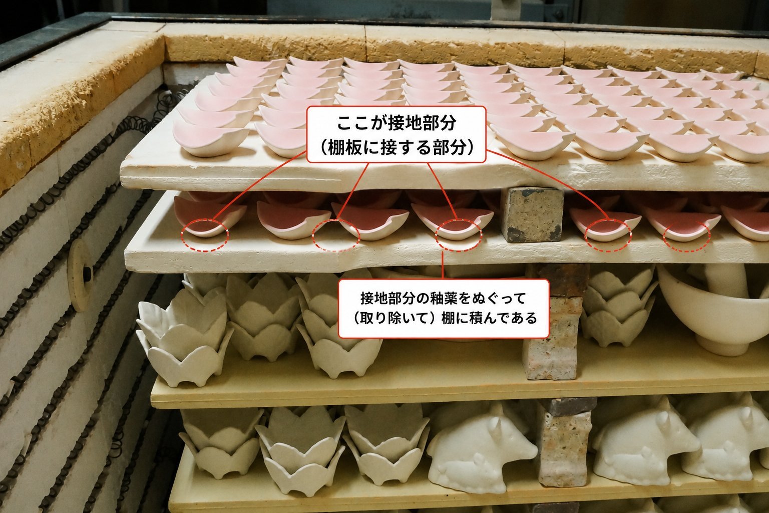 釉薬をかけた製品を窯の棚板に積んでいる様子