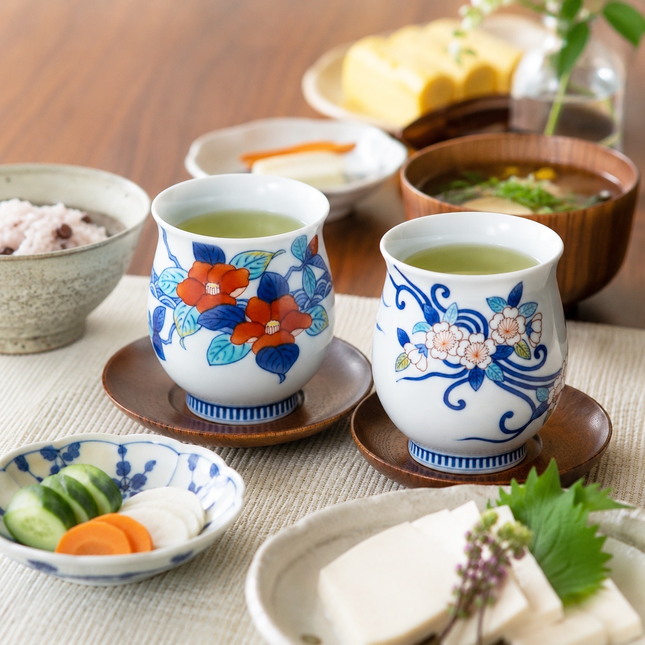 鍋島様式の湯呑を食卓で使っているイメージ