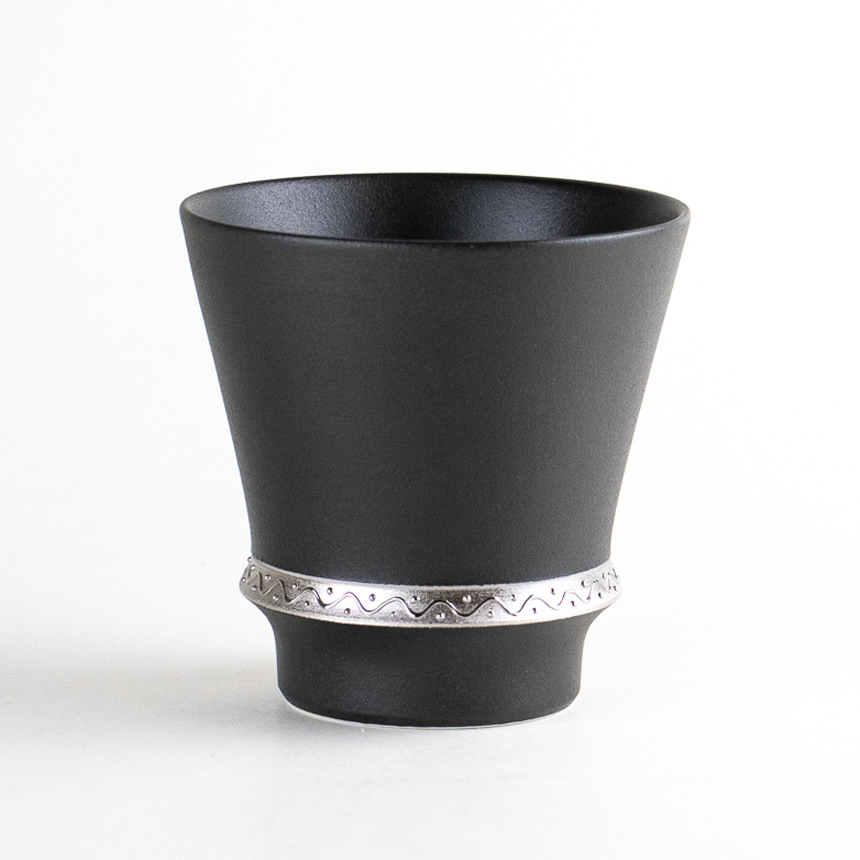 黒い釉薬がかかった磁器のカップ