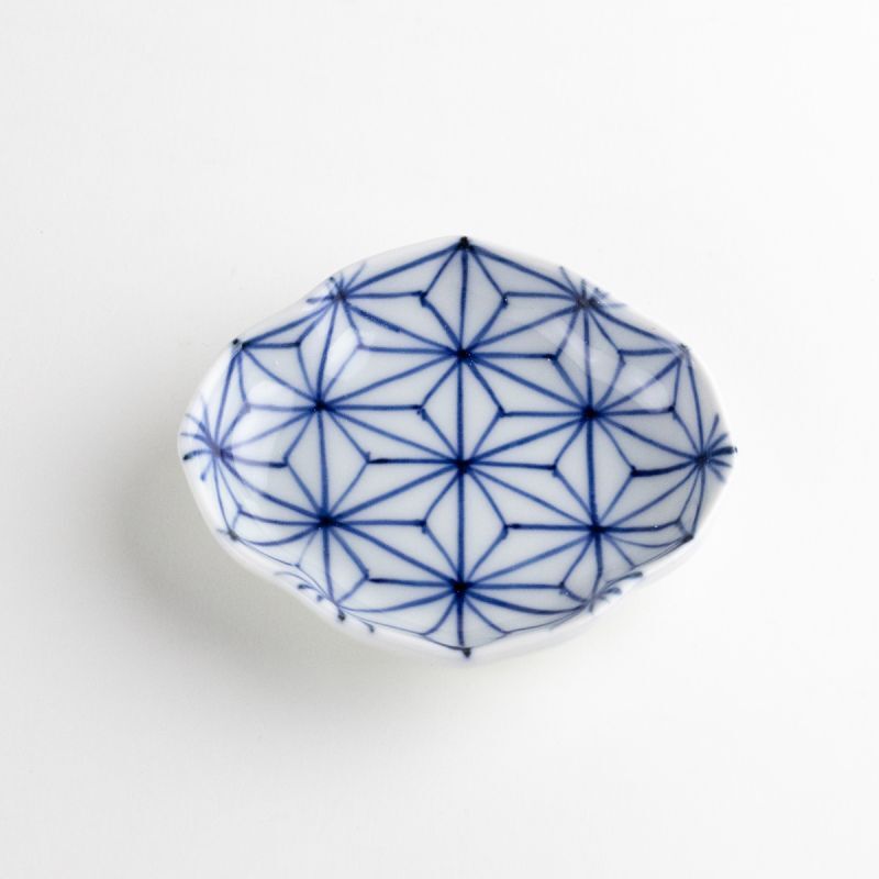 麻の葉文様の染付の小皿