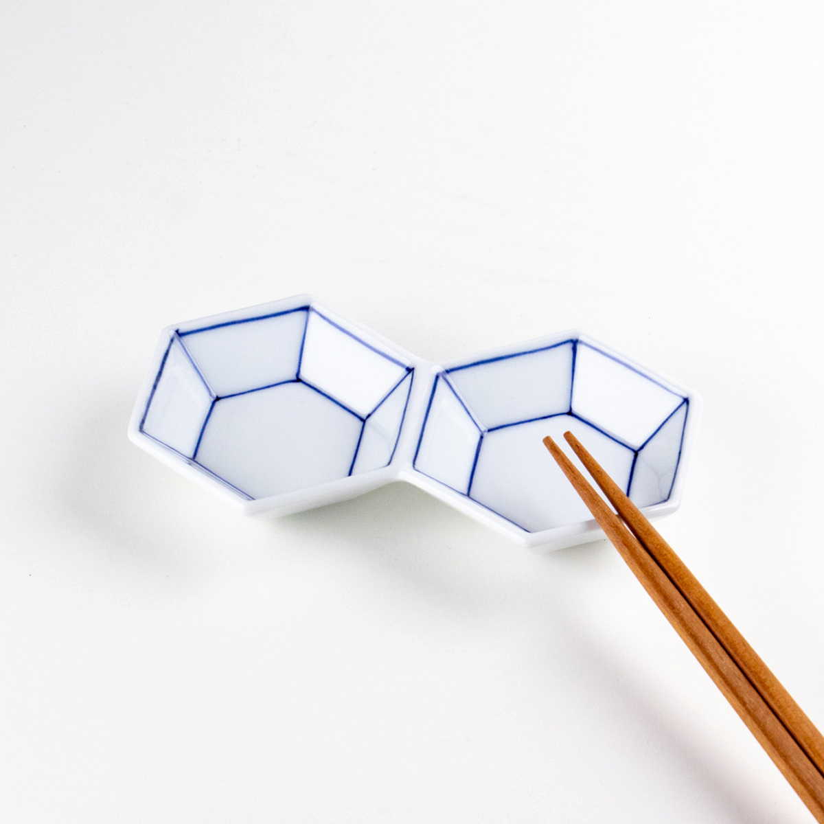 現代的な形状の染付小皿