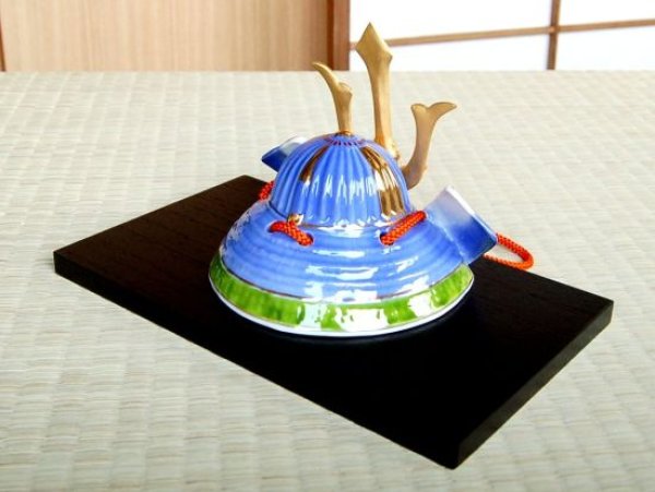 画像2: 勇将 かぶと置物(弓・太刀/屏風/木台 付) (2)