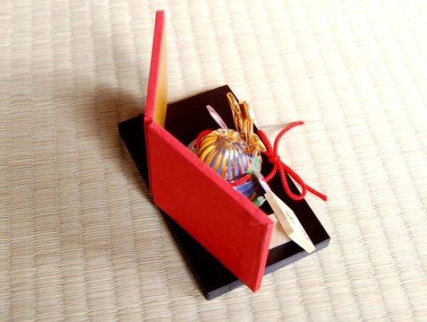 画像2: 壮士 かぶと置物(屏風/木台 付) ※ミニサイズの置物です (2)