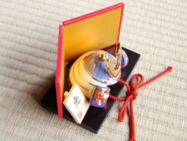 画像2: 大輝 かぶと置物(屏風/木台 付) ※ミニサイズの置物です (2)