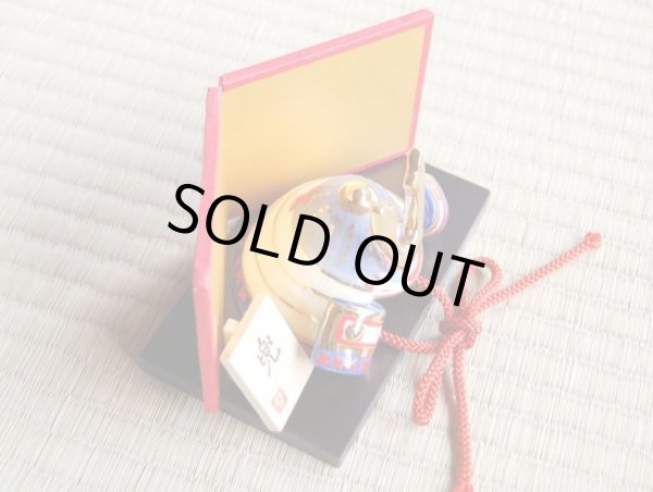 画像2: 大輝 かぶと置物（屏風/木台 付） ※ミニサイズの置物です (2)