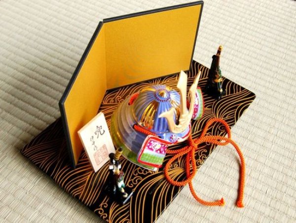 画像2: 勇将 かぶと置物(黒彩有田焼台/弓・太刀/屏風 付) (2)