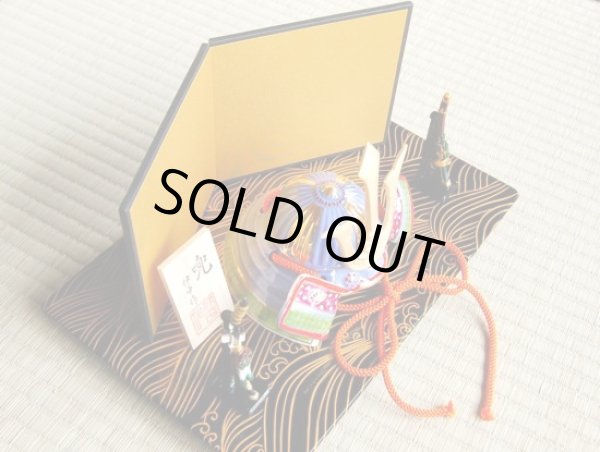 画像2: 勇将 かぶと置物（黒彩有田焼台/弓・太刀/屏風 付） (2)