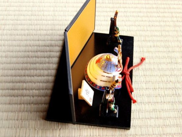 画像2: 大輝 かぶと置物(弓・太刀/屏風/木台 付) ※ミニサイズの置物です (2)