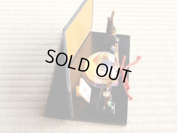 画像2: 大輝 かぶと置物（弓・太刀/屏風/木台 付） ※ミニサイズの置物です (2)