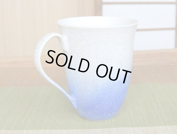 画像2: 【名入れ・名前入り】藍染水滴 マグカップ（馬場真右エ門窯/木箱付） (2)