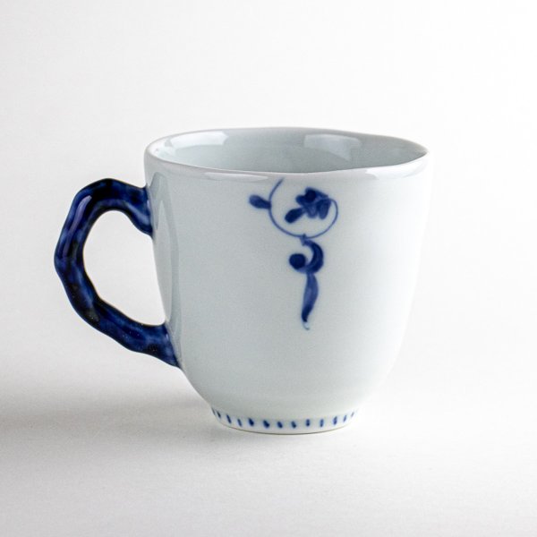 画像2: 【名入れ・名前入り】花帯唐草(青) マグカップ (2)