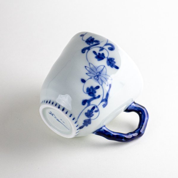 画像5: 【名入れ・名前入り】花帯唐草(青) マグカップ (5)