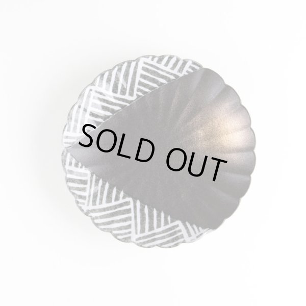 画像2: 金彩地紋 菊割4.5寸皿 (2)